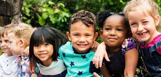 Un grupo de niños sonriendo.