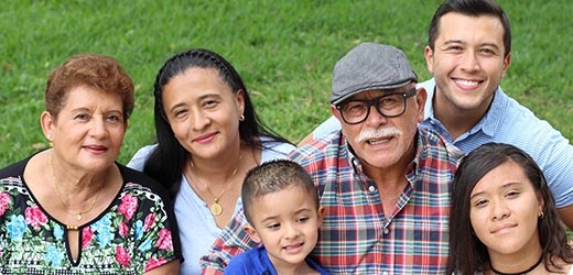 Un grupo multigeneracional de Latino Americanos. 