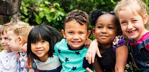 Un grupo de niños sonriendo.